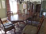 BEAUTIFUL CENTURY DINING ROOM TABLE WITH 8 CHAIRS