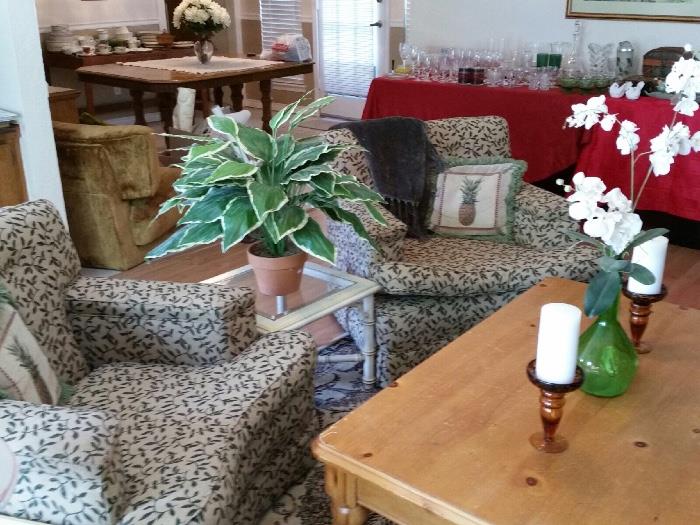 Vintage ivy leaf accent chairs, and solid wood coffee table 