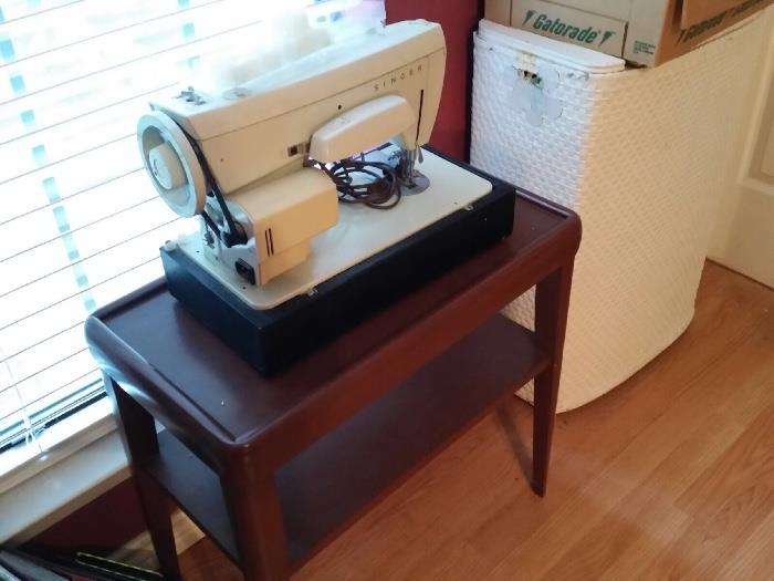 Vintage Singer Sewing Mate 257 machine 