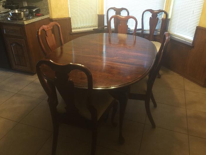 Solid wood Queen Anne Style oval dining table with 2 leaves and 6 chairs, gorgeous!