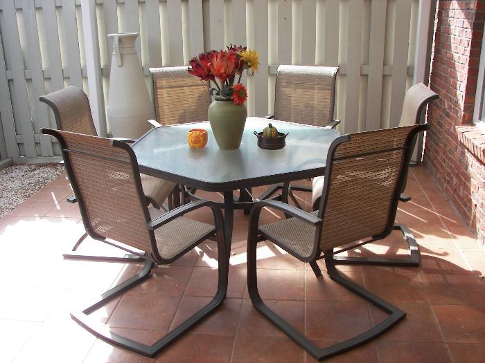 outdoor table w 6 chairs