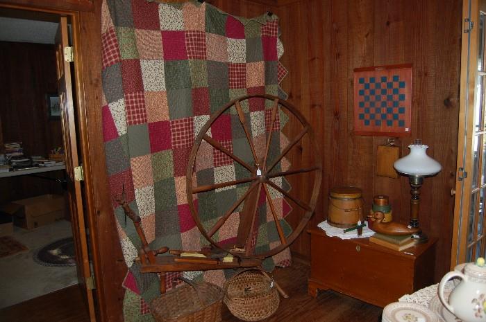 Antique spinning wheel. Quilt. 