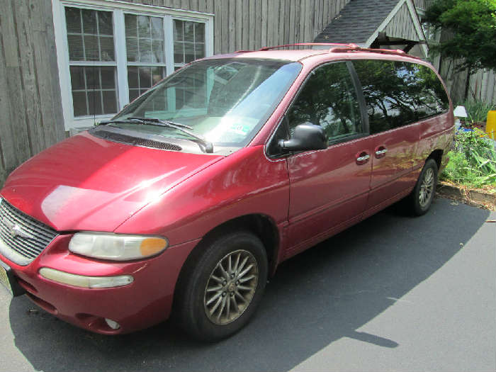 1999 Chrysler Town & Country LE Van 219,000 miles