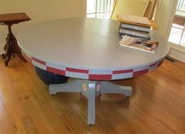 Large round table has 2 leaves