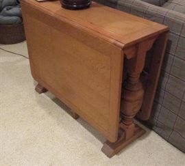 American oak drop leaf table circa 1900 excellent condition