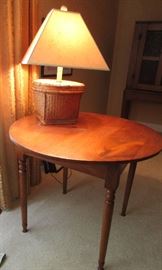 round table and lamp 36"