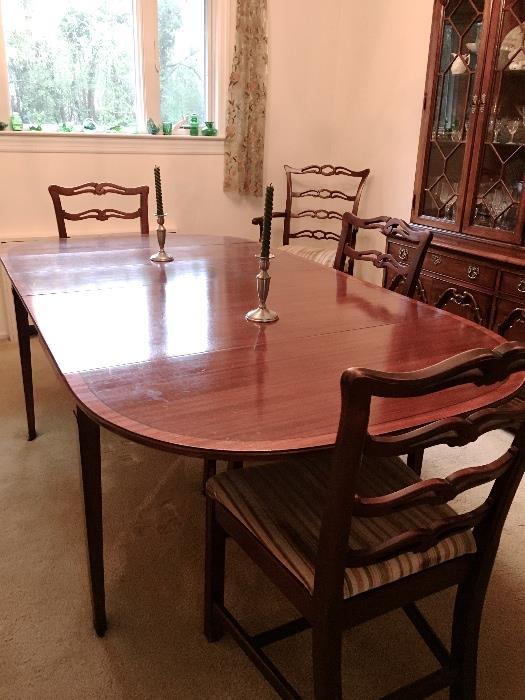 Lovely traditional dining room set with6 chairs
