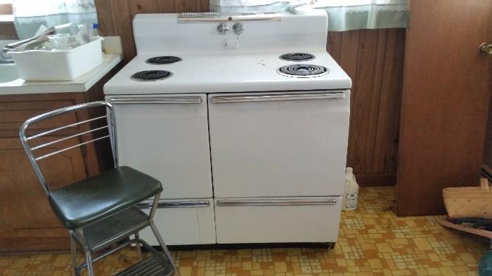 vintage 1950s GE stove, and it works