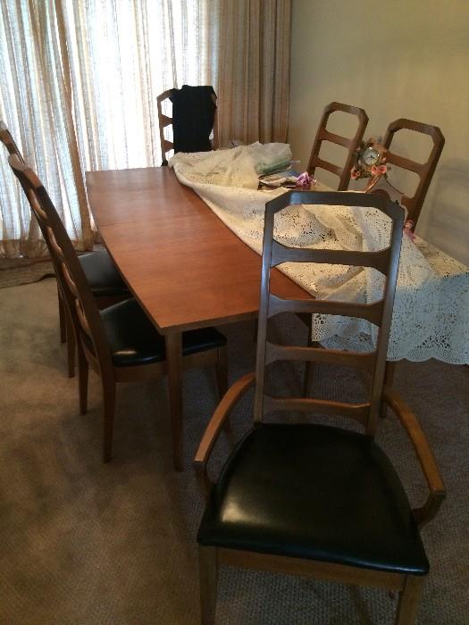 Magnificent MCM  DINING Dining room TABLE with six matching chairs, (MAY ALSO BE BROYHILL)   label on one chair (Lenoir chair co). 