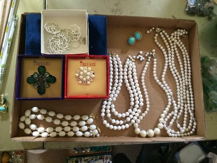 TRAY OF SIGNED VINTAGE TRIFARI JEWELRY. TWO TRIFARI PINS IN ORIGINAL BOXES