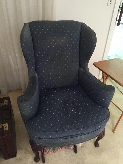 Wing back sitting chair