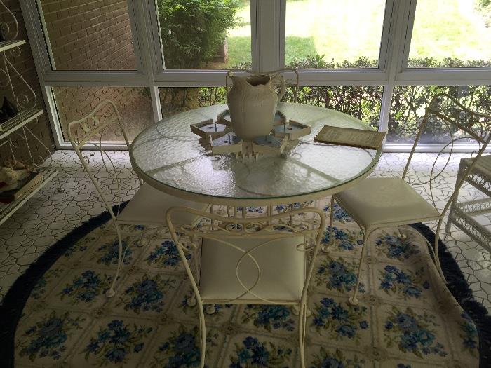 Round deck/patio table w/4 chairs
