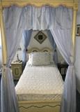 Canopy bed