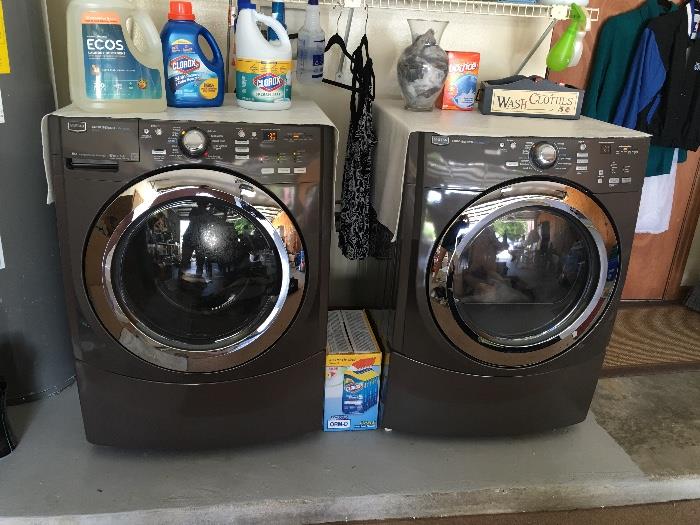 Maytag 5000 Series with steam feature.  Excellent condition!