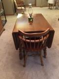 Drop-leaf dining table with 2 leaves