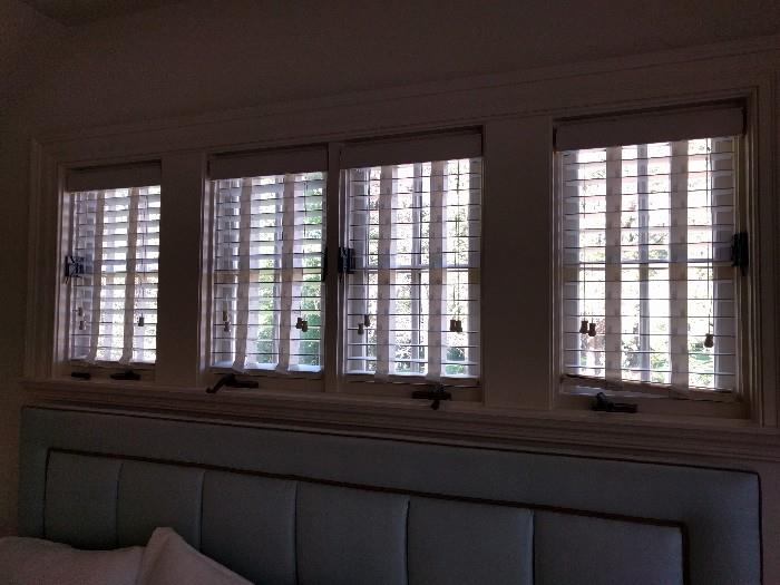 Lot's o' wooden blinds