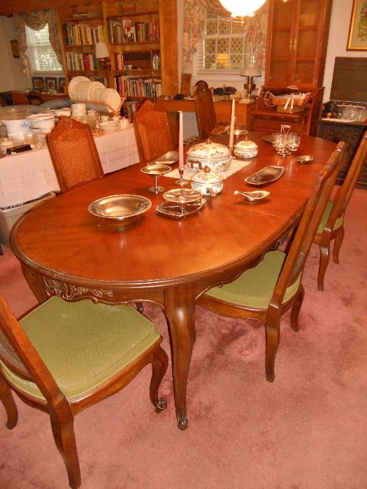 98" Drexel dining table with 2 leaves