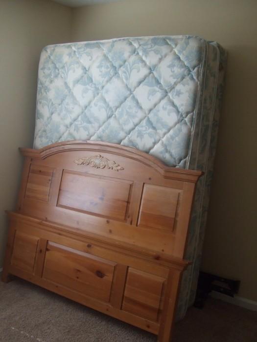 broyhill queen wood bed & mattress