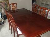 nice dining room table w/ 6 chairs