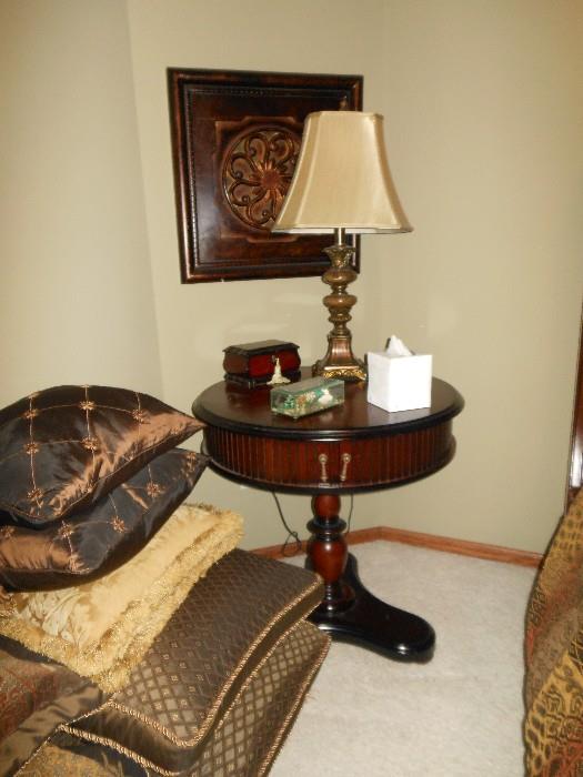 round end table and lamp 