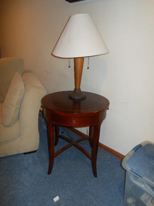 round side table with lamp 