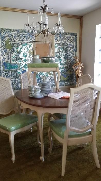 American Furniture Co. dining set, includes two leaves and pads