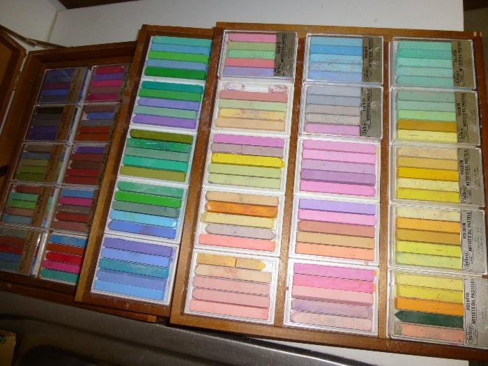 45 Artist's Oil Pasteles in Wood case