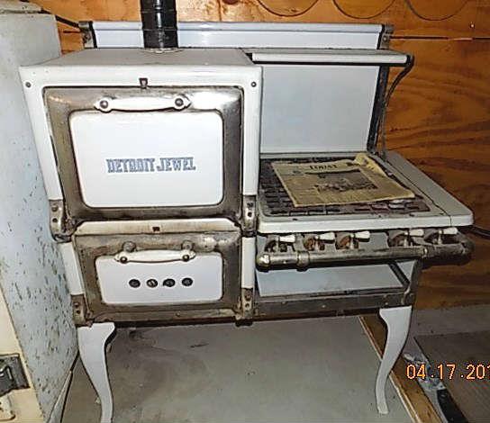 Wonderful antique Detroit Jewel porcelain stove.