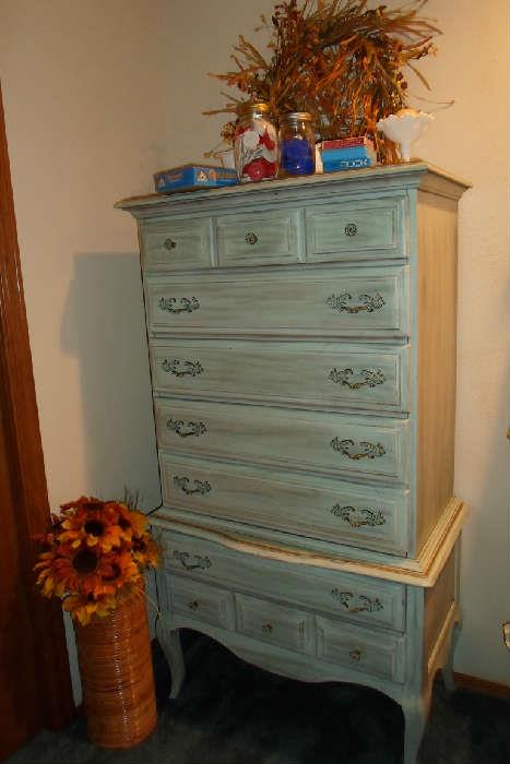 Love this chest on chest, has matching vanity