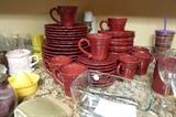 love these red dishes