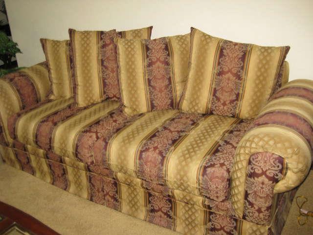 Clean and well kept sofa 