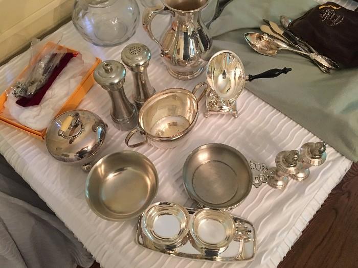 Several nice silverplate pieces.