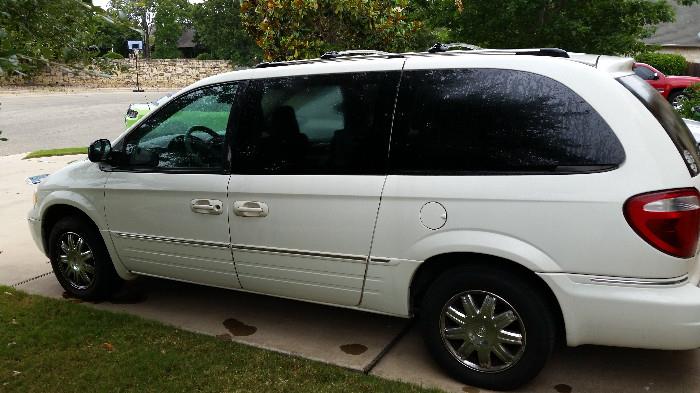 04 Chrysler Town and Country- Aprox 110,000 miles