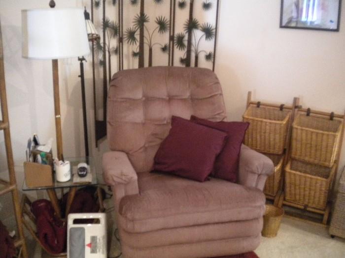 large size recliner..has extra pillow and cover