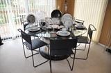 Wonderful round dining table for 6