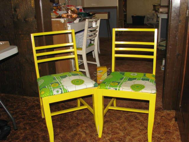 2 chairs from table set with 2 leaves and 6 chairs