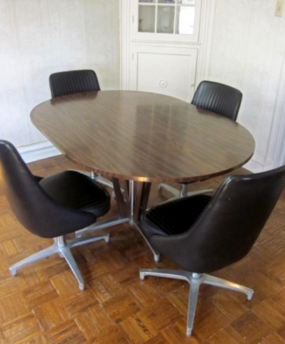 Mid Century Modern dinette set by Chromcraft (1967).  Oval laminate top table with one leaf and super pedestal base. Comes with 4 matching swivel bucket chairs in great condition!