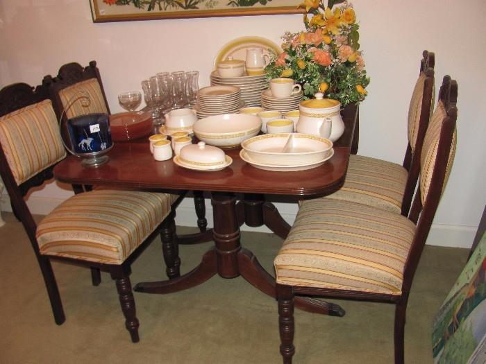 Drop leaf table with 4 chairs and 2 leaves