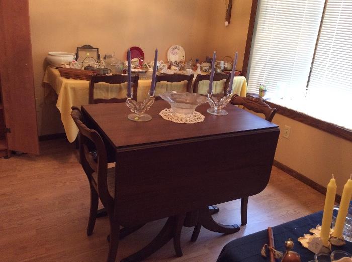 Drop leaf dining room set with two leaves and 6 chairs.