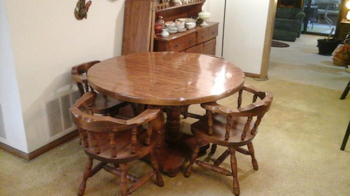 Nice dining room table with 4 chairs and 2 leaves