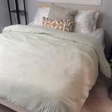 tempurpedic bed w/bedding