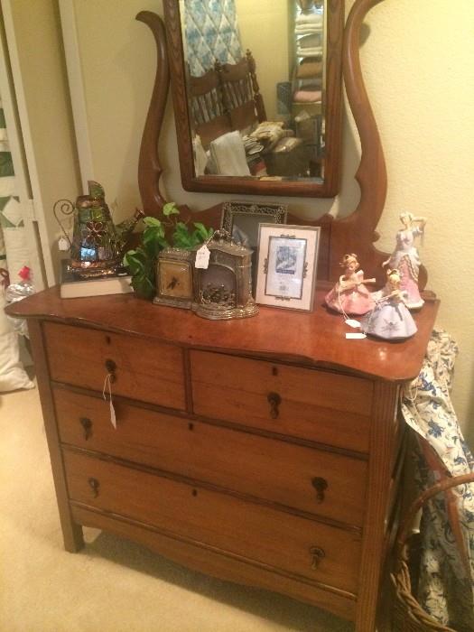Antique dresser (4 drawers) with tilt mirror