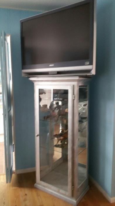Display cabinet and older television that works well