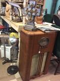 Old cabinet radio, desk lamp. 