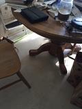 Kitchen table (round) w/4 chairs