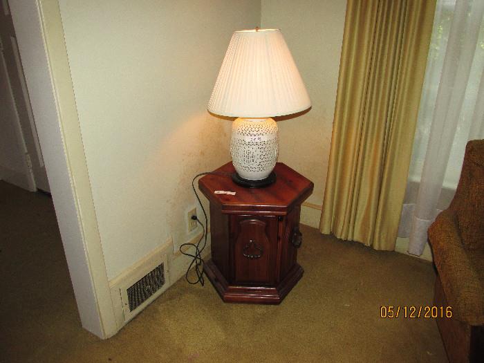 6 SIDED END TABLE, SOLID WOOD, LAMP THAT LIGHTS UP ON THE BOTTOM BASE AS WELL AS ON THE TOP