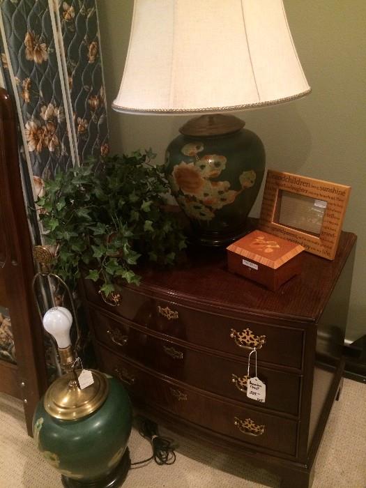 Henredon 3-drawer nightstand; 2 matching lamps (1 without shade)