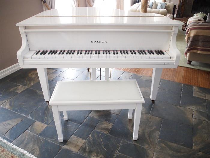 Samick  SG-140 Baby Grand Piano $2,800