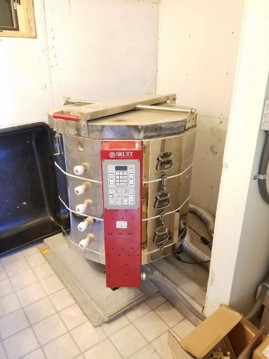 Skutt Electronic electric kiln 1227 and Enviorvent for the Kiln. The Kiln has not been used very much. 