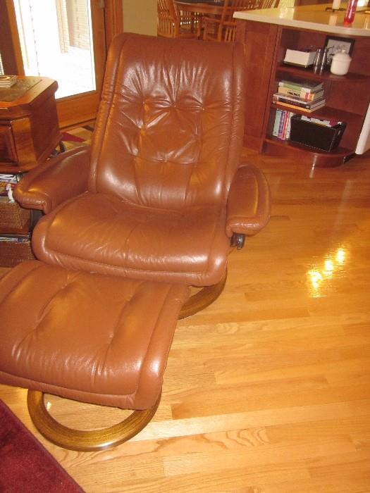Ekornes Chair and ottoman, excellent conditon